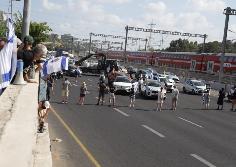 איפה המשטרה? מפגינים חוסמים כבישים מרכזיים | תמונת מצב
