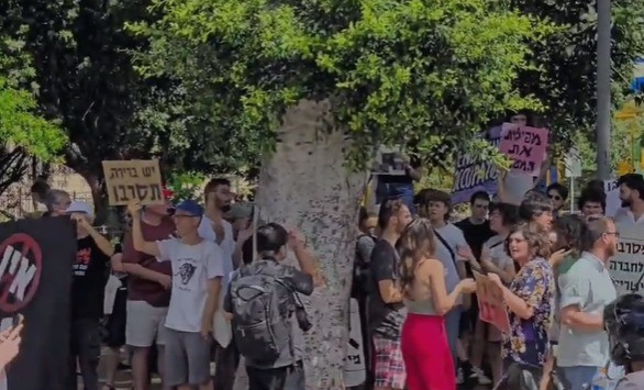 שביתה למען החטופים? מפגינים הניפו שלטים המעודדים סרבנות