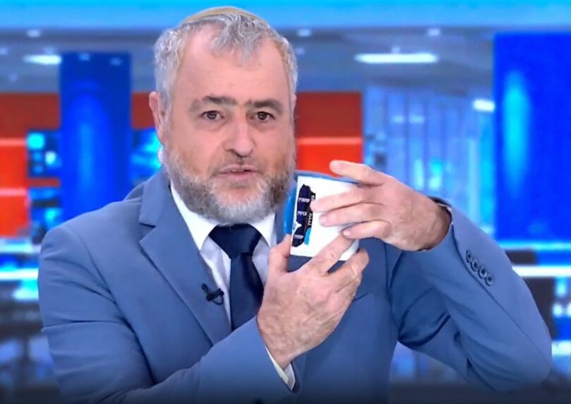 ריקלין חושף: הכוסות עם המסר הפוליטי שילוו את הצופים מדי ערב