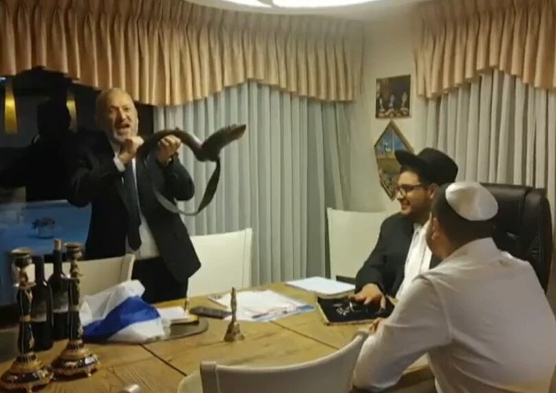 למרות החקירה: הנוצרי שהתחזה לרב חרדי ממשיך להתל בציבור