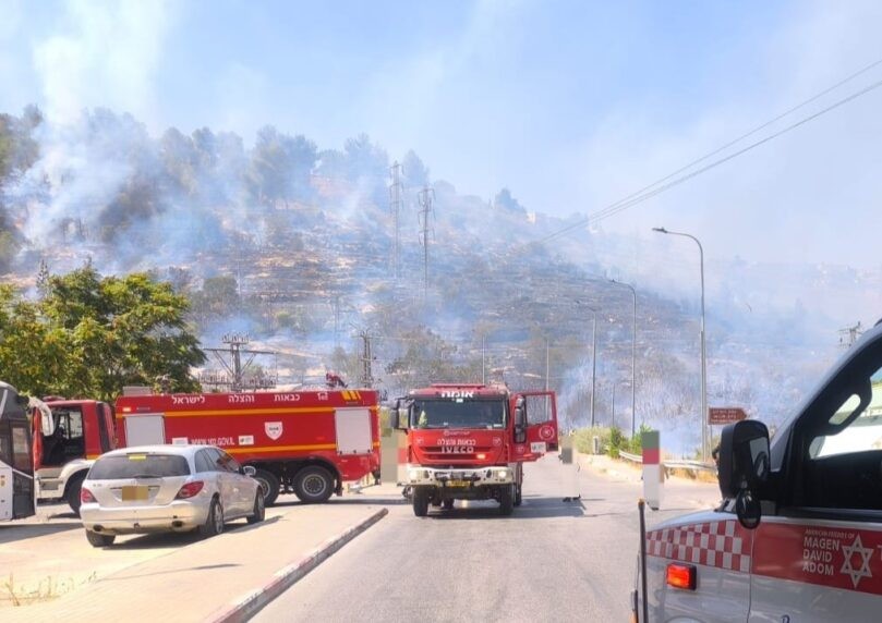 כיבוי והצלה: הושגה שליטה על השריפה סמוך לכביש 1