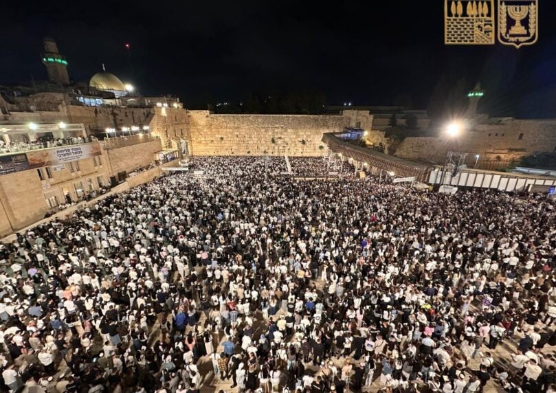 במעמד שורדי שבי ומשפחות חטופים: רבבות השתתפו בסליחות בכותל