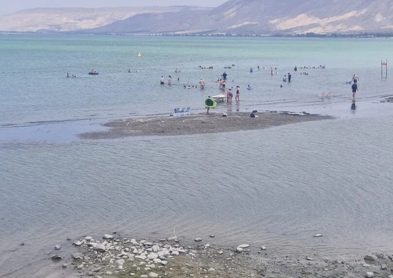הכינרת מתקרבת לשפל חדש - אך הנופשים לא מפסיקים להגיע
