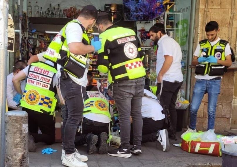 גבר כבן 60 התמוטט במאה שערים וניצל בזכות פעולות החייאה