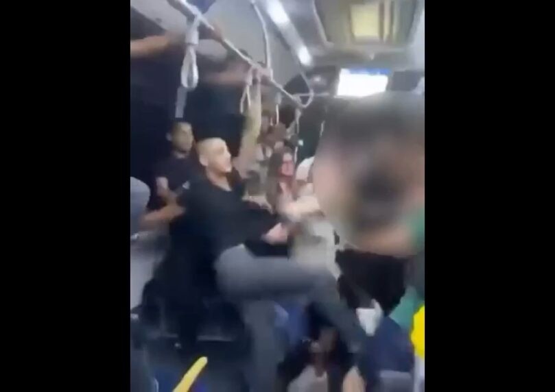 נתפסו על מוטות ובעטו בחוזקה: צעירים הכו נוסע בקריות