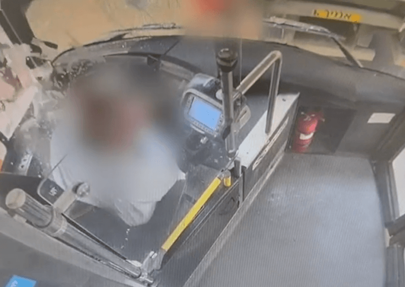 תיעוד מזעזע: נהג אוטובוס נרגם באבנים בנצרת