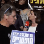 כתבתנו הותקפה הערב במהלך שידור חי מכיכר החטופים | צפו