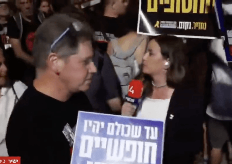 כתבתנו הותקפה הערב במהלך שידור חי מכיכר החטופים | צפו
