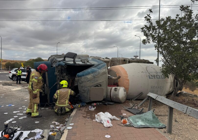 נהג נלכד בתוך משאיתו שהתהפכה, וחולץ ע"י כוחות הצלה