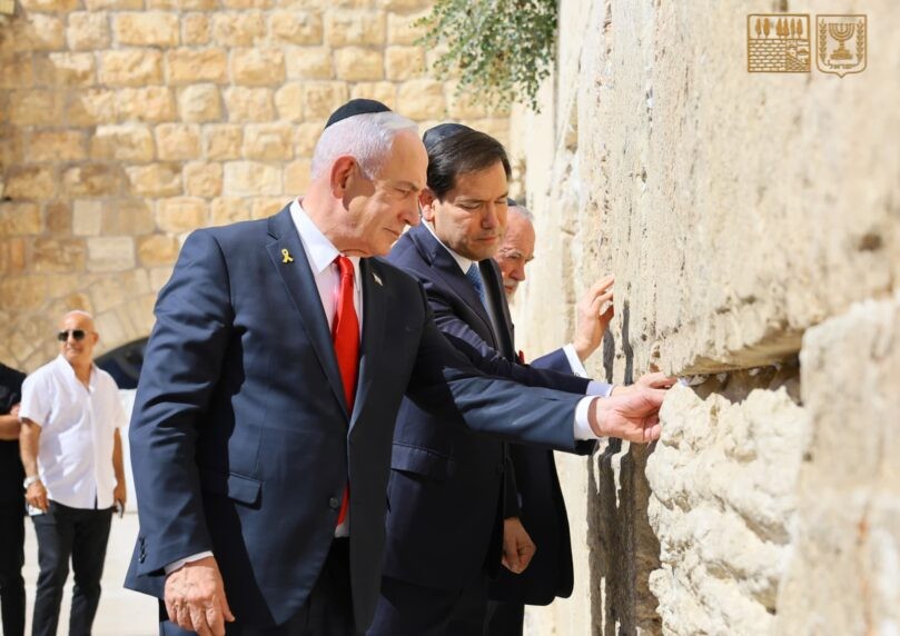 מרקו רוביו פותח את ביקורו בישראל בתפילה בכותל המערבי | צפו