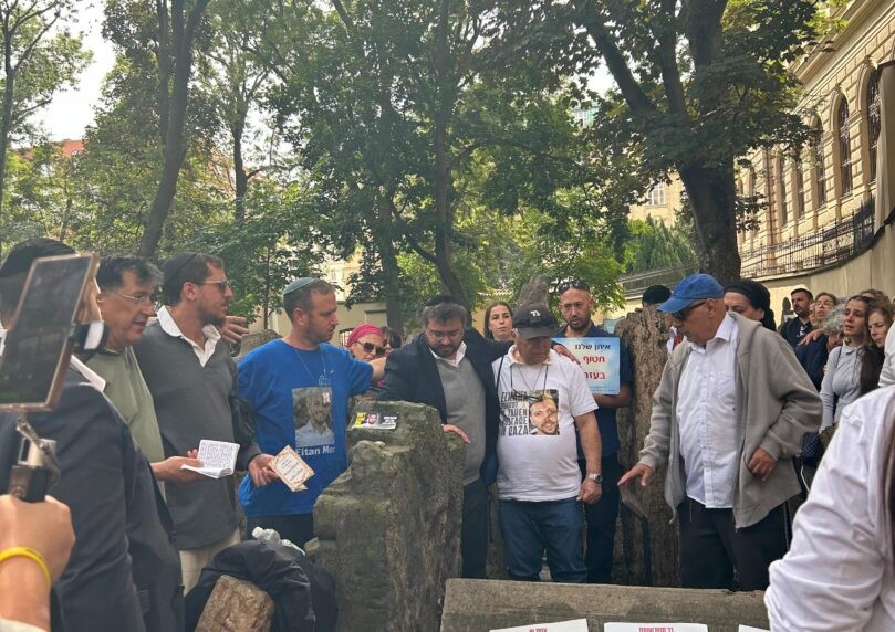 התפילה המרגשת של משפחות החטופים בקבר המהר"ל בפראג