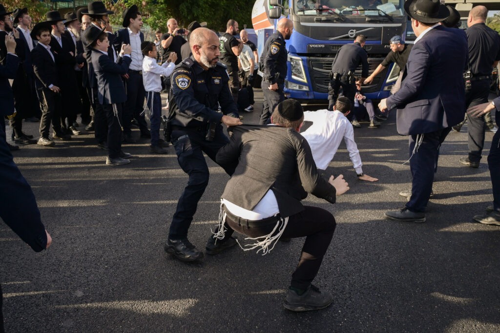 למה השוטרים מרגישים בנוח להתנהג באלימות בהפגנות חרדים?