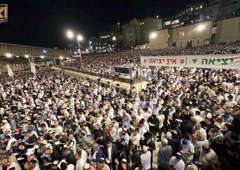 צפו: עשרות אלפים השתתפו במעמד הסליחות ברחבת הכותל המערבי
