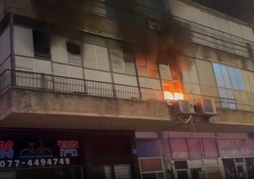 שריפה פרצה בבניין מגורים בחדרה, לא היו נפגעים | תיעוד