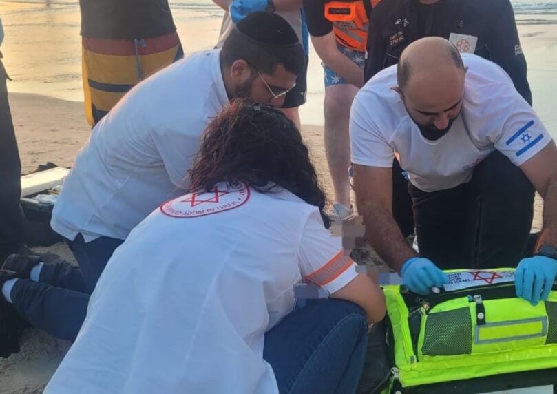 אישה כבת 70 נמשתה מהמים כשהיא מחוסרת הכרה סמוך לחוף בנתניה