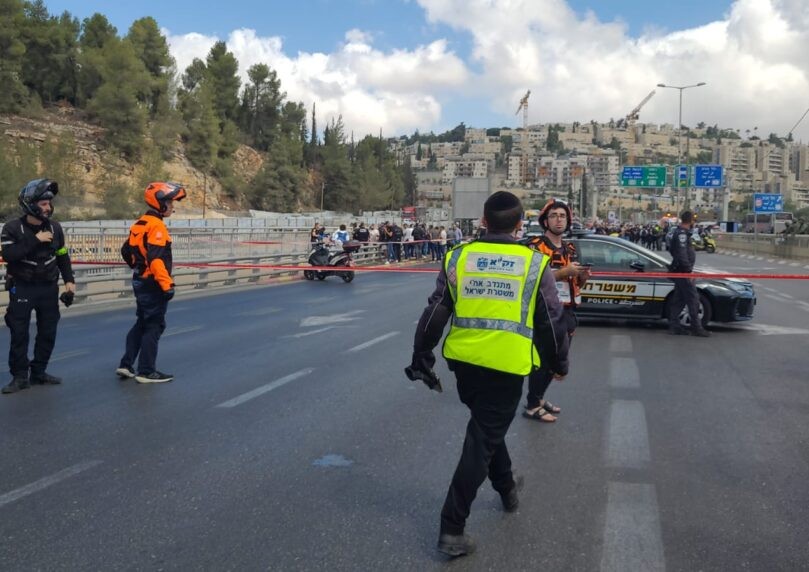 אזרח חרדי חמוש מסתער באומץ על האוטובוס עם המחבלים | צפו