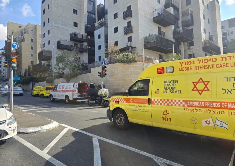פעוטה בת שנתיים נלכדה בין שער חשמלי לקיר בירושלים