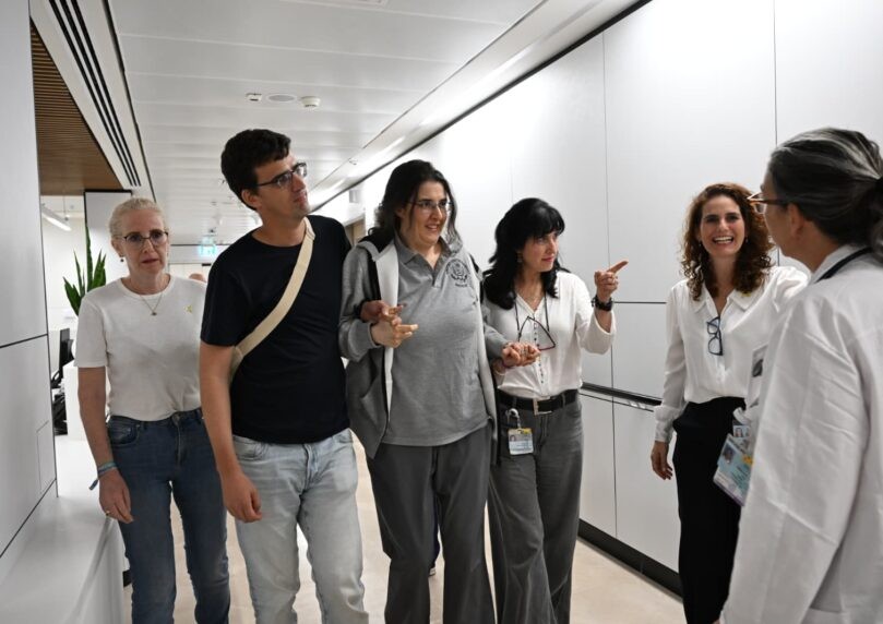 תיעוד ראשון מהשחרור של אליזבטה צ׳ורקוב בבית החולים | צפו