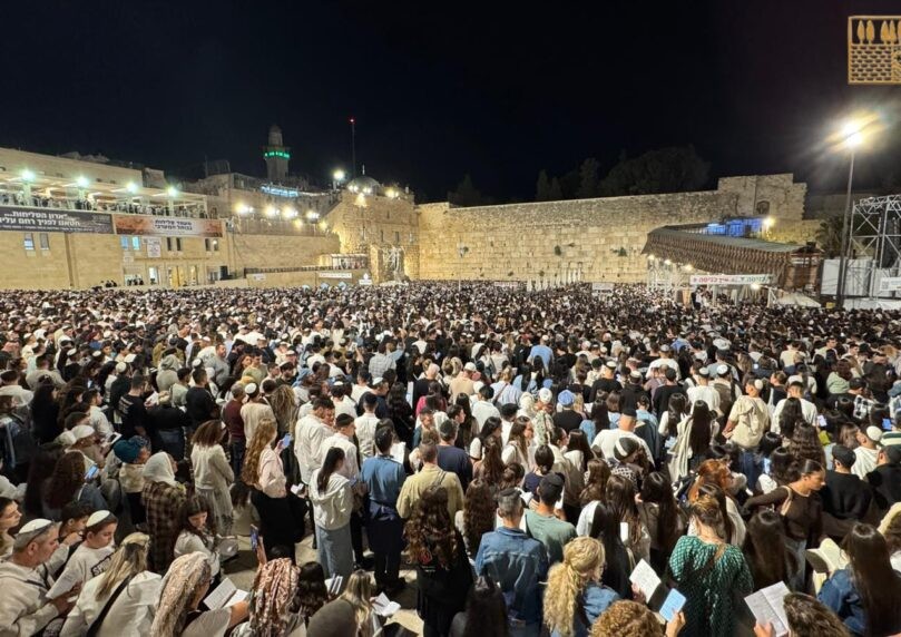 צפו: רבבות השתתפו הלילה במעמד הסליחות ברחבת הכותל המערבי