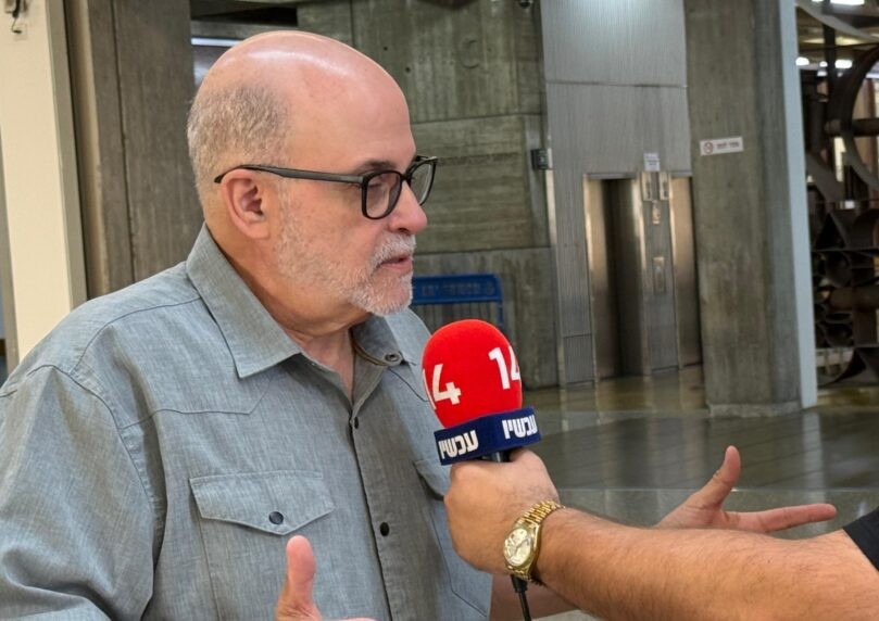 הפרשן האמריקני הבכיר הגיע לתמוך ברה"מ בבית המשפט | צפו