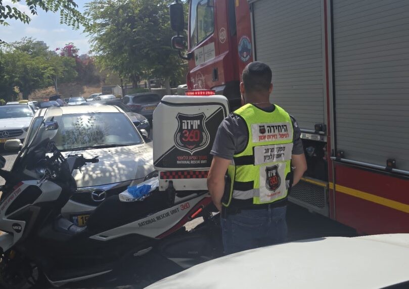 קשיש בן 89 ניסה להיכנס לביתו דרך חלון - ונלכד למוות