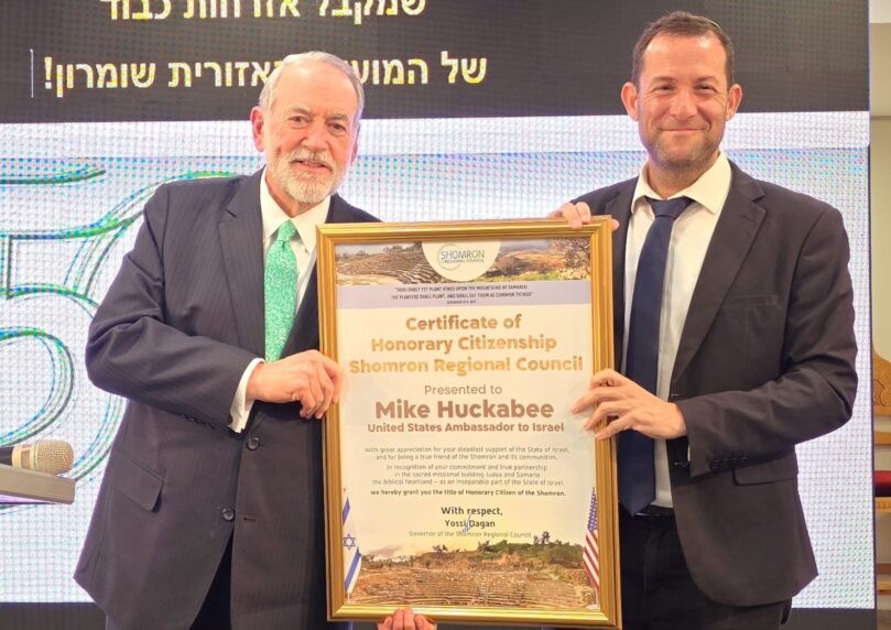 "פה כדי להישאר": השגריר האקבי הוכתר כ'אזרח כבוד' של השומרון