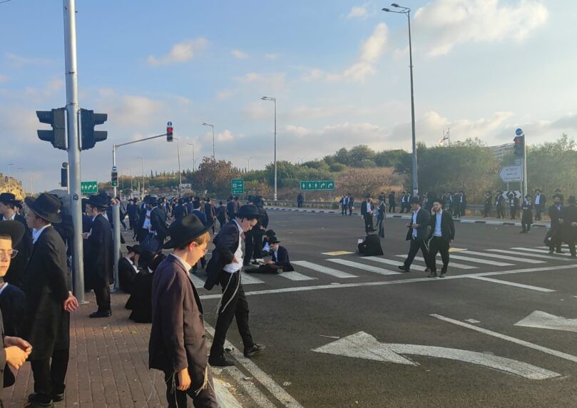 מפגיני הפלג הירושלמי חוסמים כבישים במספר מוקדים ברחבי הארץ
