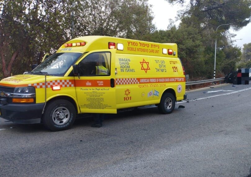 גבר כבן 30 נהרג בהתנגשות בין משאית לרכב פרטי סמוך לצאלים