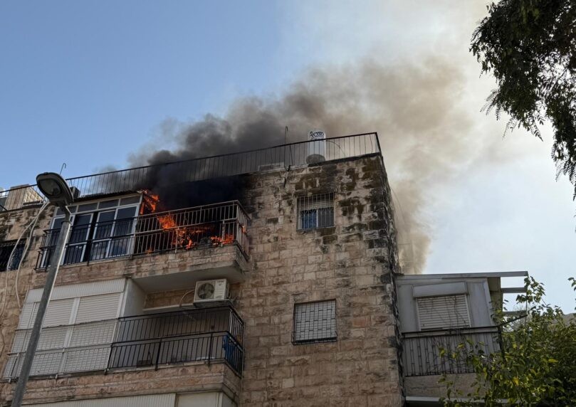שריפה פרצה בקומת מגורים בשכונת הבוכרים בירושלים, אין נפגעים