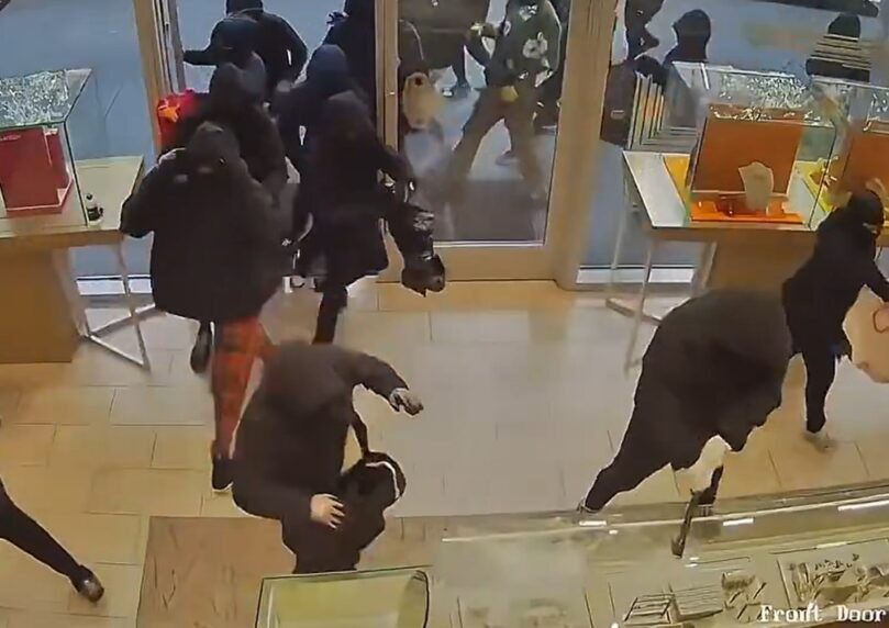 מיליון דולר בשניות: כך נראו רגעי האימה בקניון היוקרתי | צפו