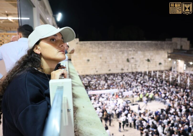 "נתן לי תקווה": שורדת השבי אמילי דמארי השתתפה בסליחות בכותל