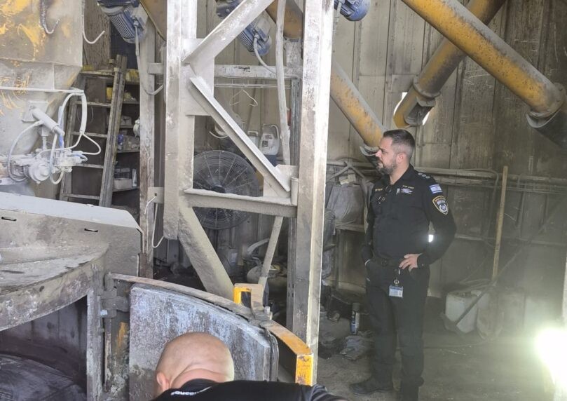 תאונת עבודה קטלנית: פועל זר נהרג לאחר שנפל למערבל בטון