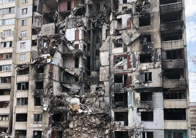 עליית מדרגה: בניין הקבינט האוקראיני נפגע במהלך תקיפה רוסית