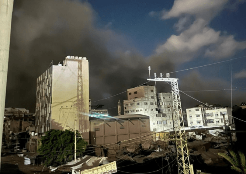כדור אש בלב העיר עזה: הותקף בניין רב קומות | תיעוד