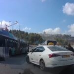בזמן הירי: נהג מונית עוזר לקשישה לרדת מהרכב תוך סיכון חייו