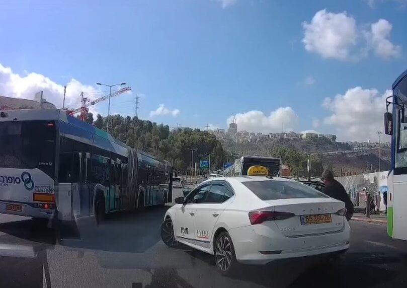 בזמן הירי: נהג מונית עוזר לקשישה לרדת מהרכב תוך סיכון חייו