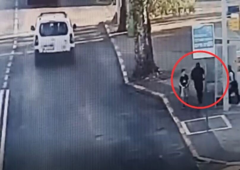 צפו: גבר גנב טלפון מילד שהיה בדרכו לביה"ס | תיעוד מכעיס
