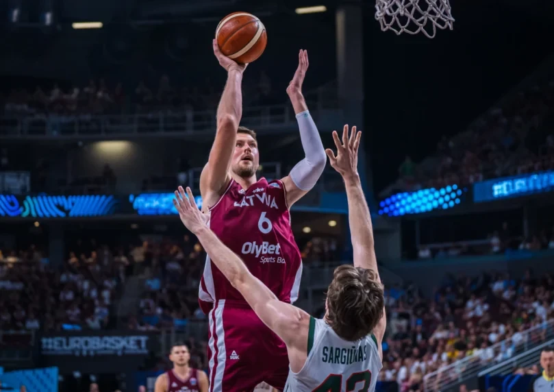 פורזינגיס עולה לסל | צילום: FIBA