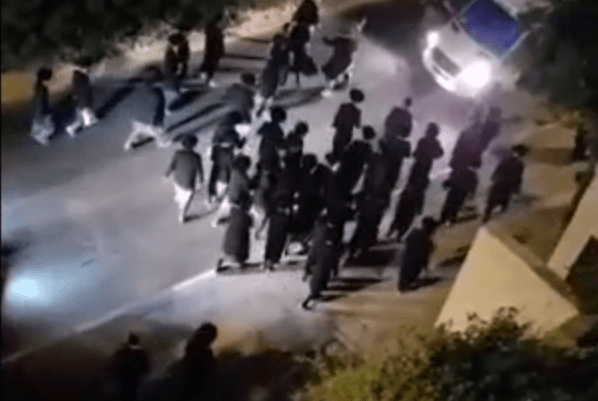 במחאה על מעצר עריקים: מספר חרדים מפרים את הסדר סמוך לכלא 10