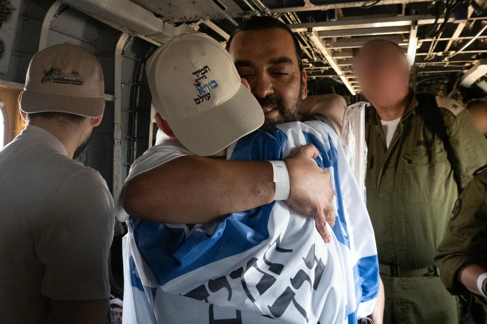 עטופים באהבה: הלילה הראשון של שורדי השבי על אדמת המולדת