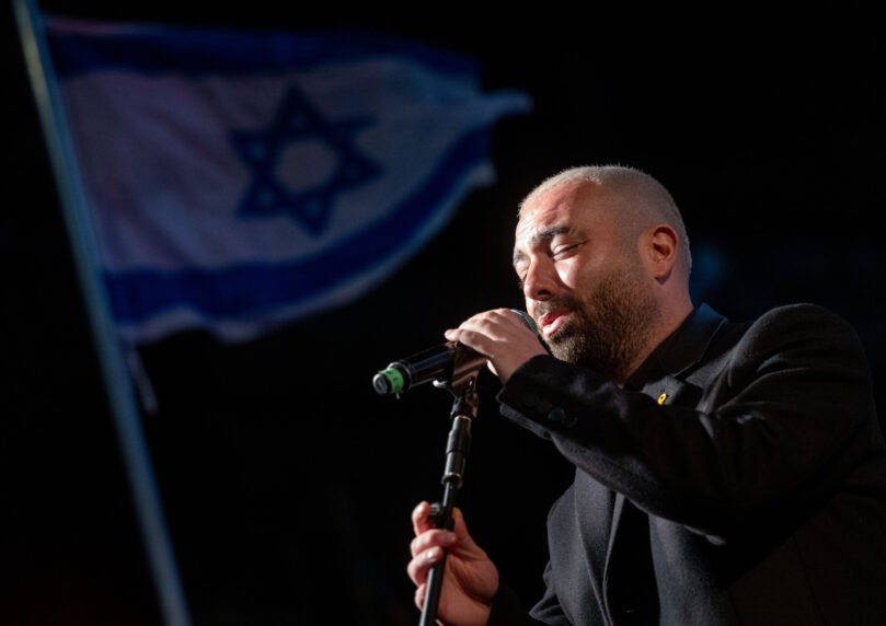 צפו: המחווה המרגשת של עומר אדם - על הבמה בניו יורק