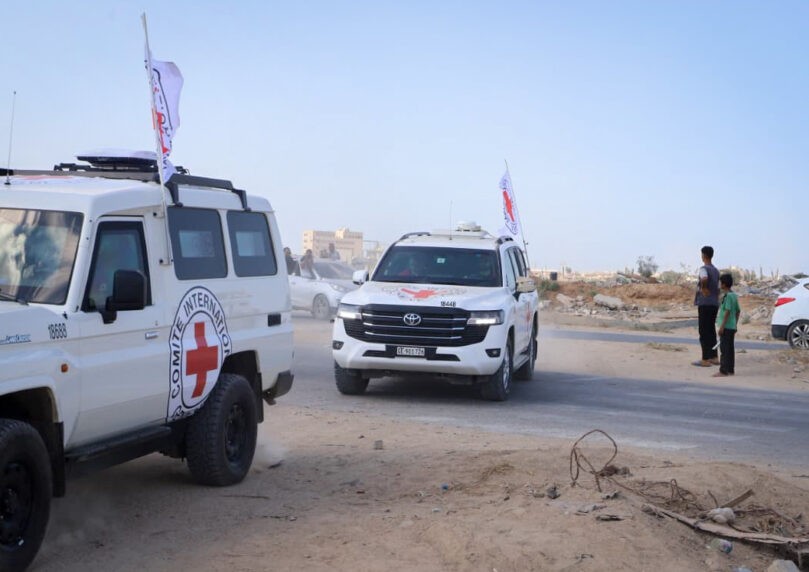 הצלב האדום בדרכו לנקודת מפגש בה יועבר ארון של חטוף חלל