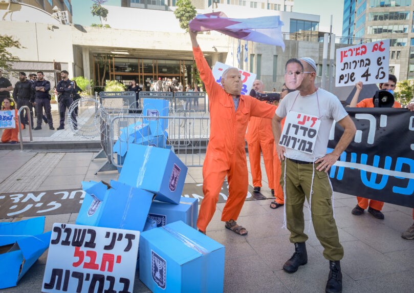 מהומה מחוץ לביהמ"ש לקראת חידוש עדותו של רה"מ נתניהו | צפו