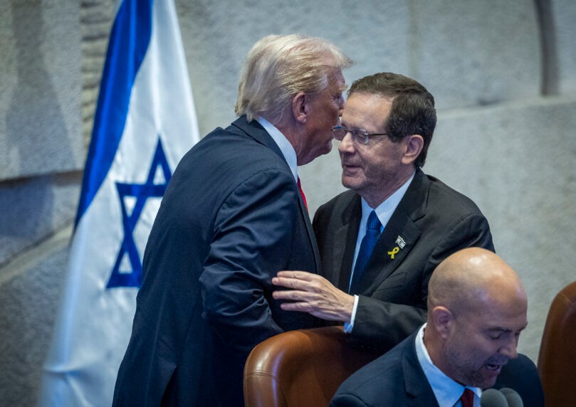 רוב הציבור סבור: הרצוג צריך להעניק חנינה לנתניהו