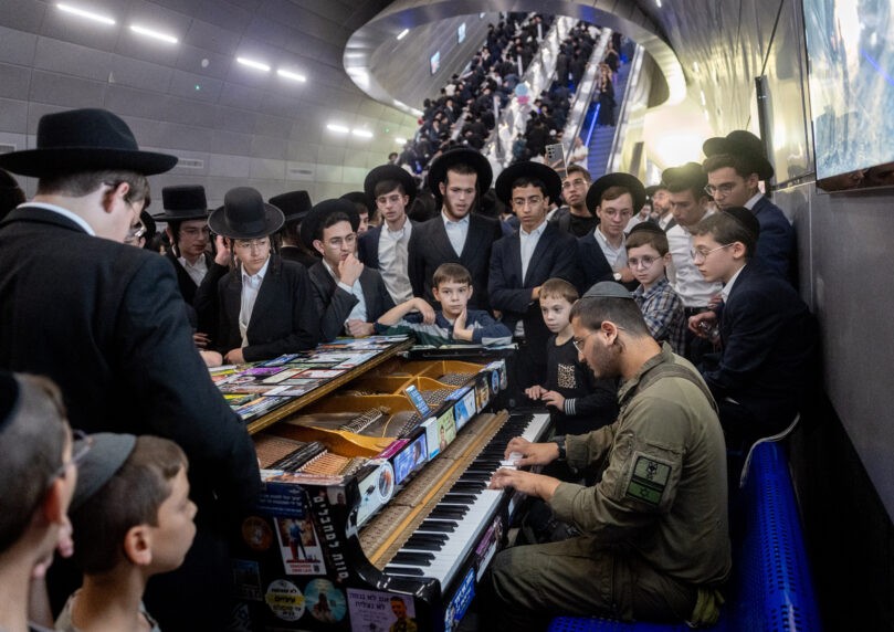 רגע לפני העצרת: התיעוד המרגש מתחנת הרכבת בירושלים | צפו