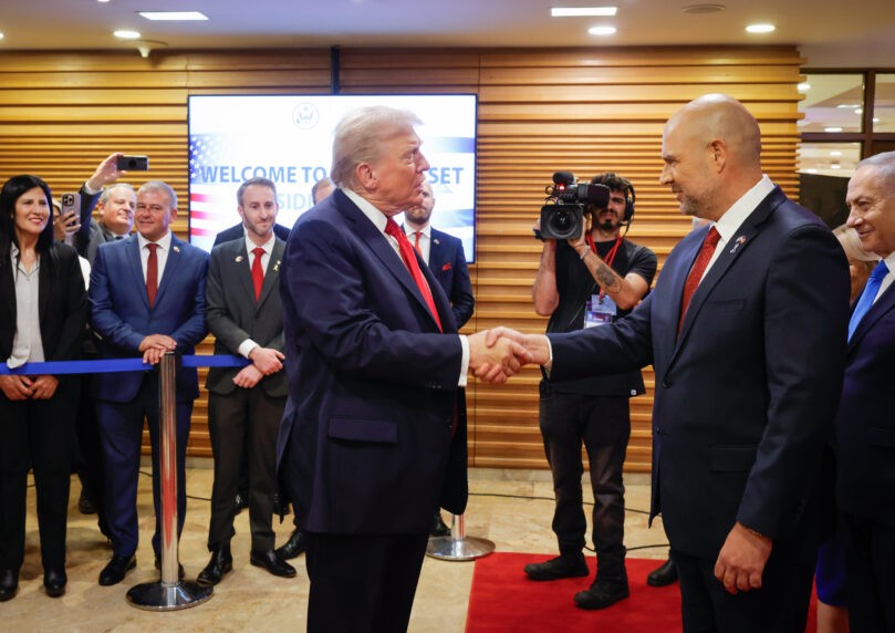 יו"ר הכנסת הוריד את סיכת החטופים: "תודה לך הנשיא טראמפ"