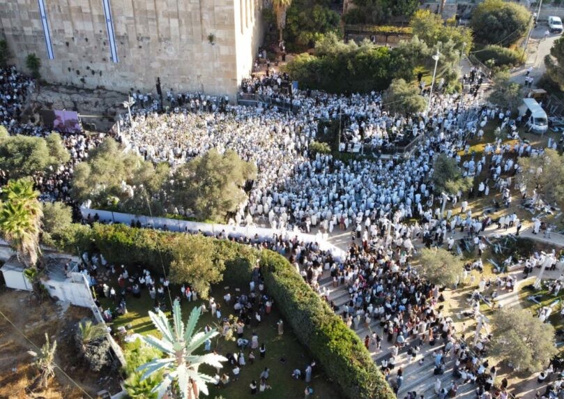 עם אור הבוקר: אלפי מתפללים התכנסו בחברון לתפילת הלל חגיגית