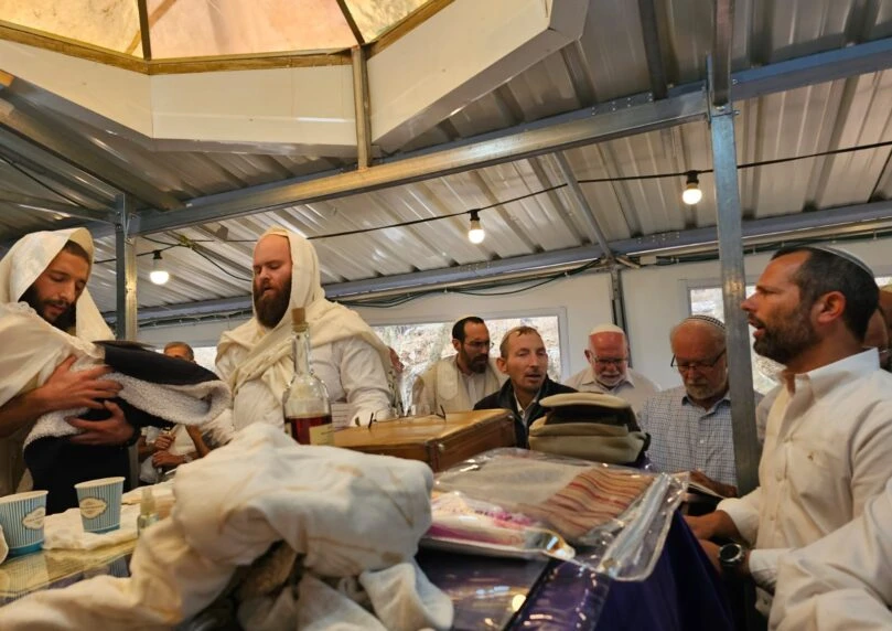 שעות לאחר ההודעה על חזרתו: הברית המרגשת של משפחת החטוף