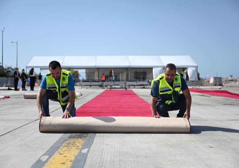 שטיח אדום ועשרות דגלים: הושלמו ההכנות לקראת ביקור טראמפ