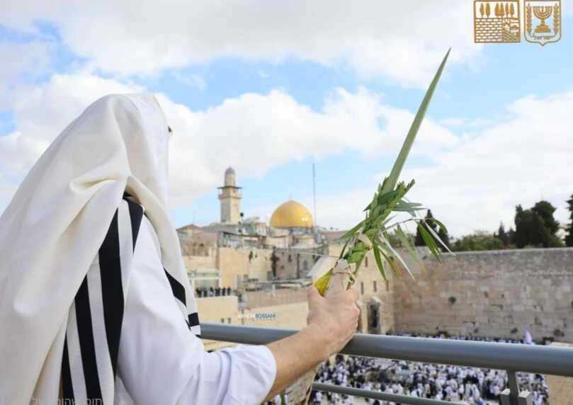 "יברכך ה' וישמרך": עשרות אלפים השתתפו בברכת הכהנים בכותל